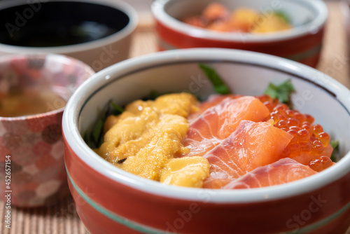 Obraz na płótnie 日本の食卓,ウニ丼,鮭ウニ丼,家庭料理,和食 w salonie