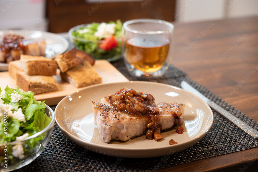 日本の食卓,ポークステーキ,きのこソース,家庭料理