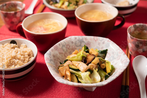Obraz na płótnie 日本の食卓,八宝菜,中華炒め w salonie