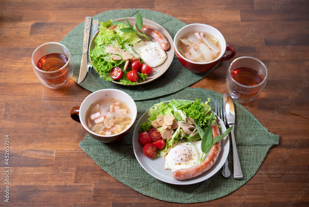 日本の食卓,朝食,目玉焼き,ソーセージ