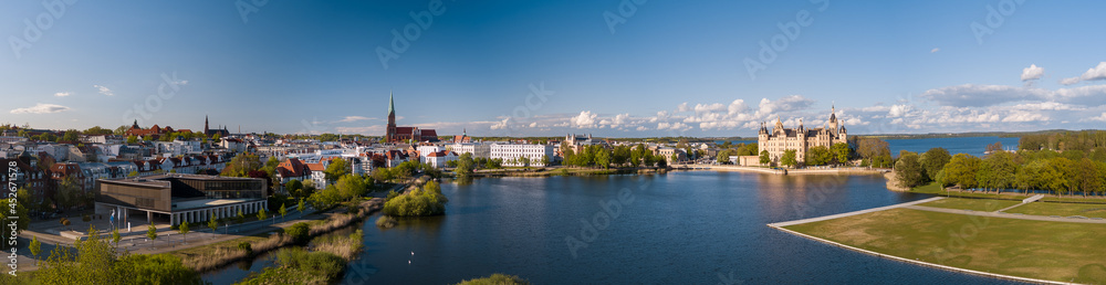 Obraz premium Panorama des Schweriner Schlosses, Blick über den Burgsee