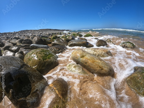 praia rochas mar oceano