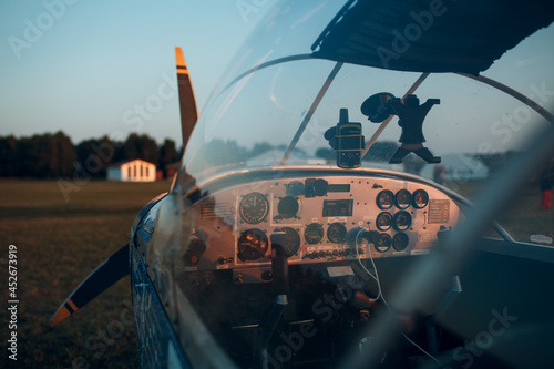 Cuadro en lienzo Cockpit view from small private single motor airplane.
