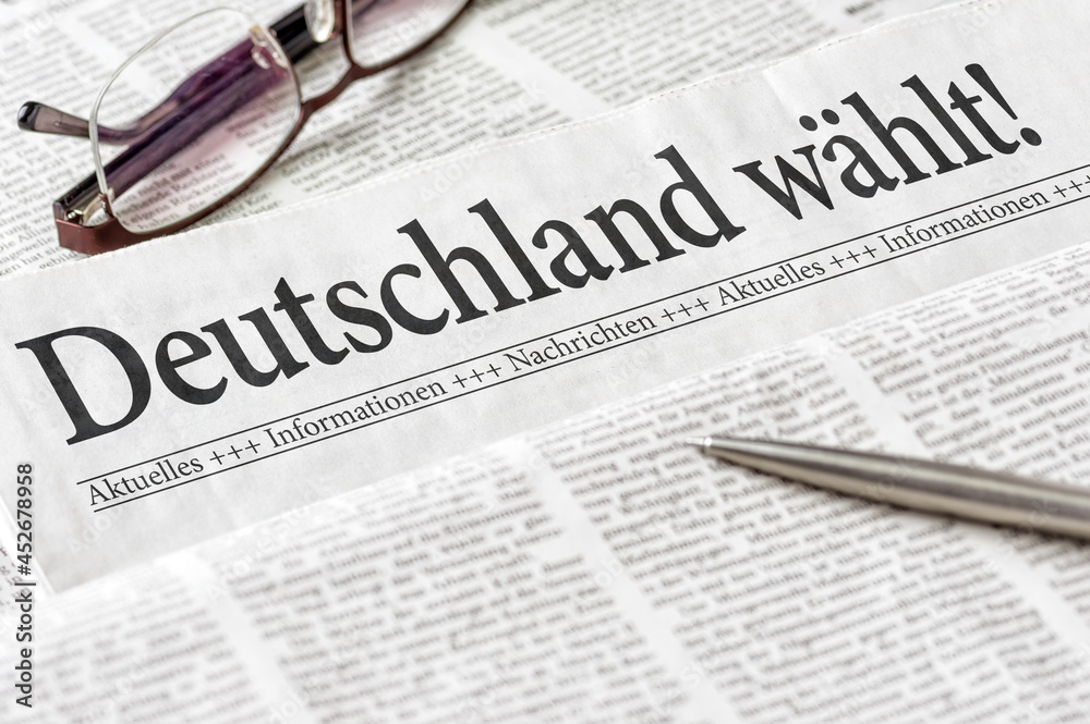 Zeitung mit der Überschrift Deutschland wählt Zeitung mit der Überschrift Deutschland wählt