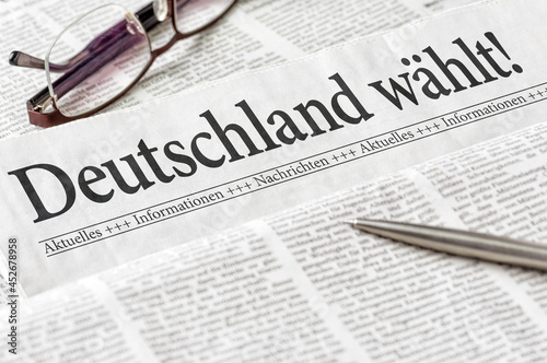 Zeitung mit der Überschrift Deutschland wählt photo