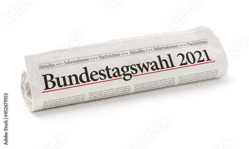 Zeitungsrolle mit der Überschrift Bundestagswahl 2021