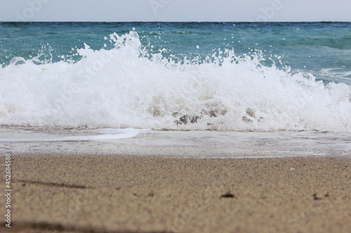 Fototapeta Naklejka Na Ścianę i Meble -  Ocean wave with sandy beach in front