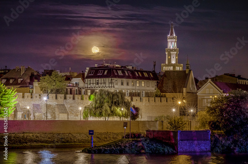 Opole z murami miejskimi i ratuszem w nocy podczas pełni księżyca