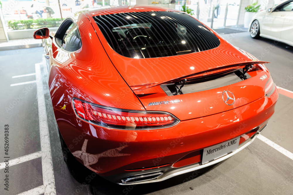 赤いメルセデスベンツamg 高級車 外車 ショールーム Stock Photo Adobe Stock