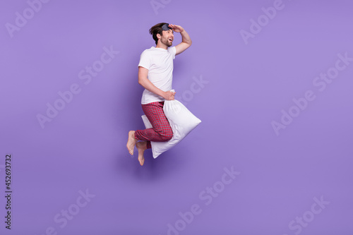 Full length profile photo of excited handsome guy hand forehead look empty space isolated on purple color background
