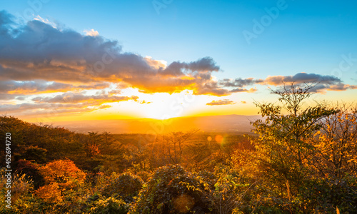 朝日に染まる那須高原、日の出と那須高原の紅葉、紅葉の時期の日の出 © Jake55