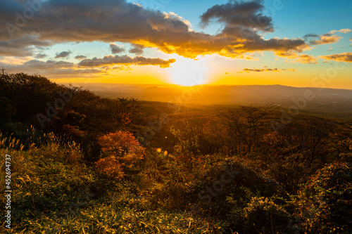 朝日に染まる那須高原、日の出と那須高原の紅葉、紅葉の時期の日の出