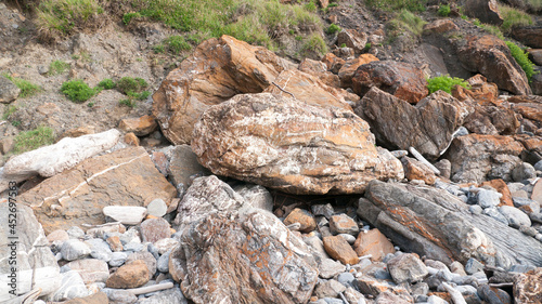 Montón de rocas marrones y blancas en litoral