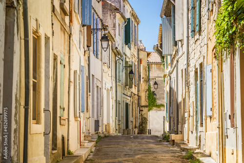 Photographie View of a street in Arles old town in summer. Provence, France.
