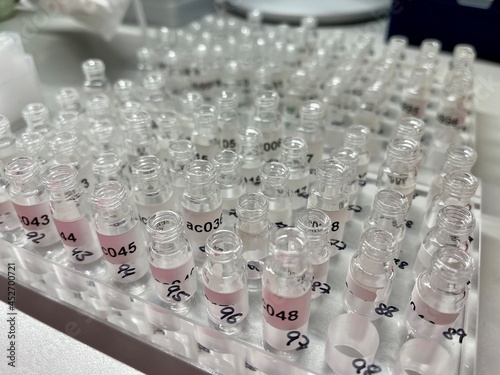 Samples for mass spectrometry in small glass bottles