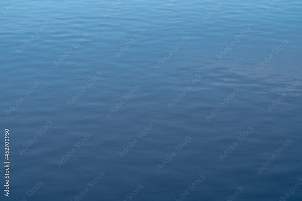 Naklejka premium ruhig emotion gelassen stilles wasser meer ozean blau detail kleine wellen entspannt