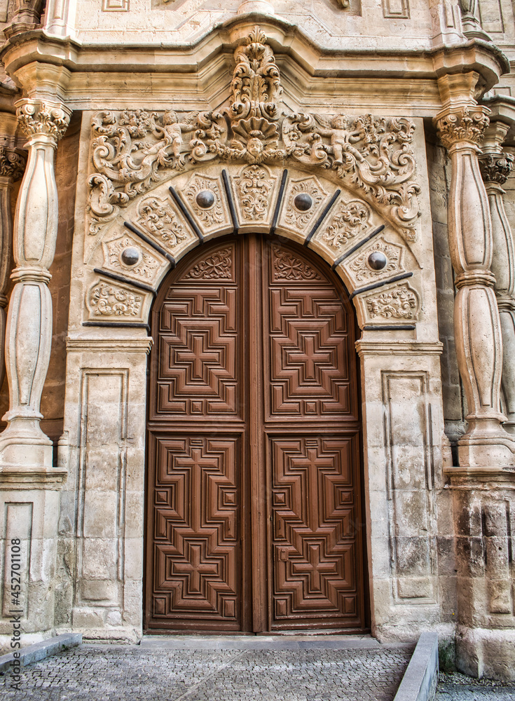 Portón de madera y fachada barroca iglesia de San Juan de Letrán en Valladolid, España