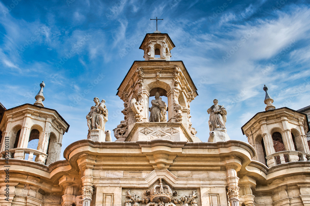 Primer plano esculturas parte superior fachada iglesia barroca de San Juan de Letrán en Valladolid, España