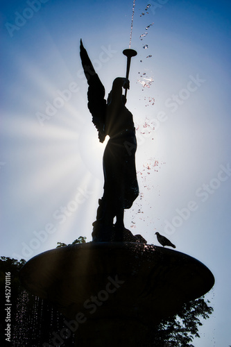 Primer plano fuente de la fama a contraluz, en el parque Campo Grande de Valladolid, España