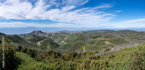 La Gomera - Panorama Aussicht vom h  chsten Berg Garajonay - Landschaft mit Tafelberg Fortaleza  am Horizont Nachbarinsel El Hierro links und La Palma rechts