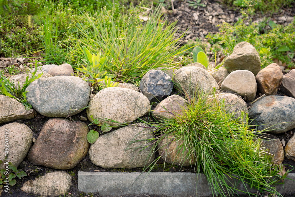 Naturstein Mauer mit Grasbewuchs