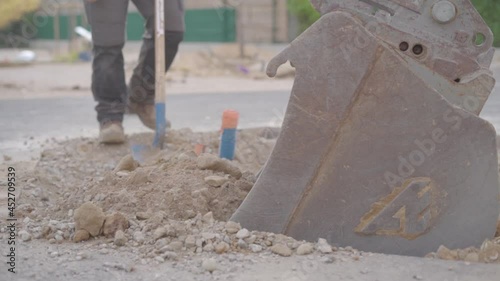 Engin de chantier avec ouvriers photo