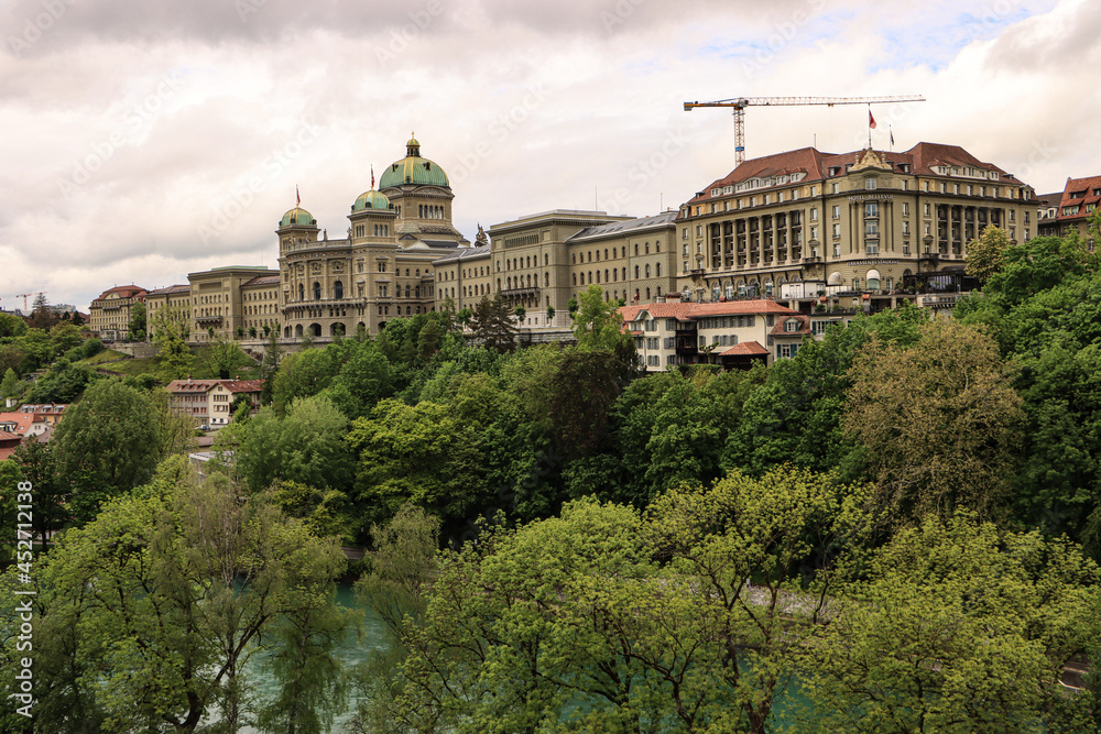 Bundesstadt Bern; Imposantes Bundeshaus hoch über der Aare, Blick von der Kirchenfeldbrücke