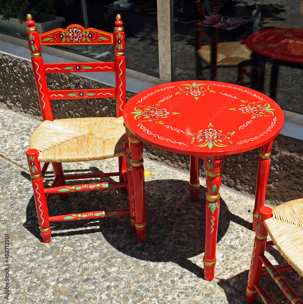 Silla y mesa andaluza tradicional pintada de rojo y decorada con flores.  Mobiliario tradicional de artesanía andaluza para ferias y fiestas Stock  Photo | Adobe Stock