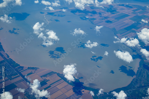 Foto sky and clouds from the airplane window from above