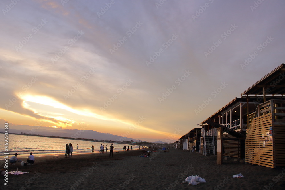 夕暮れの海岸にならぶ海の家 夕暮れの海岸にならぶ海の家