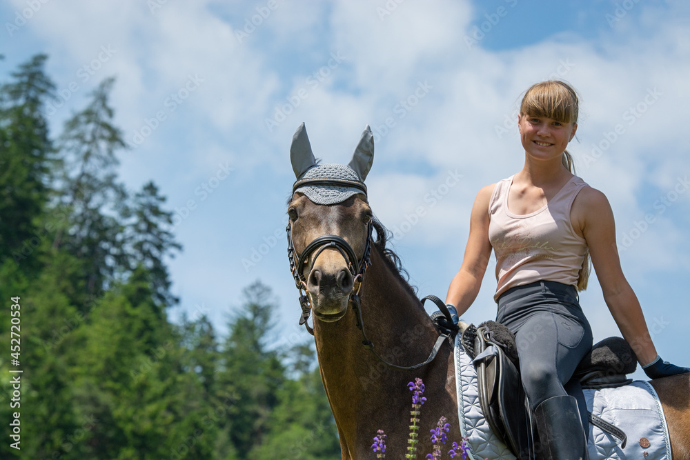 Obraz premium Mädchen mit Pferd
