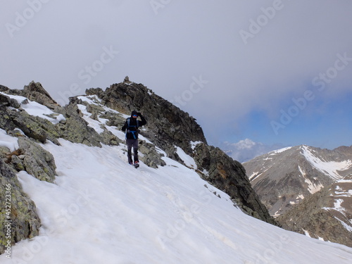 Jeune randonneur en montagne avec neige et alpinisme dans les Pyrénées orientales