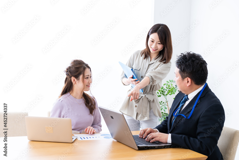 オフィスでミーティングをするビジネスパーソン