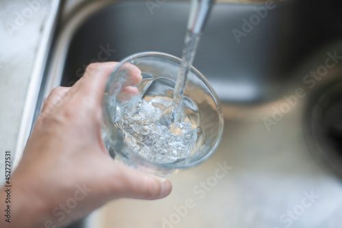 グラスに水を注ぐ コップに水を入れる