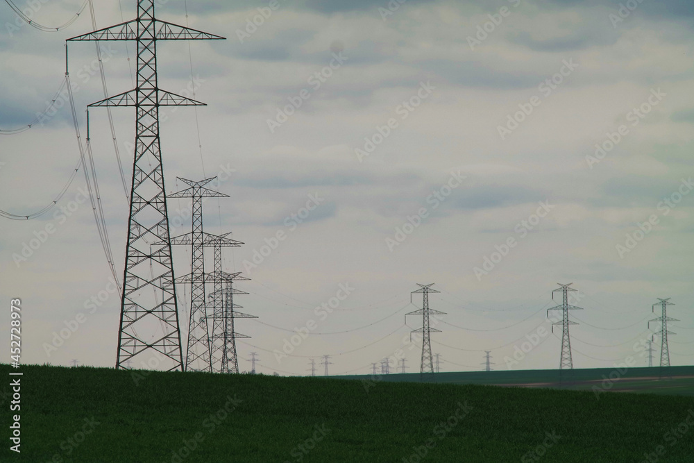 Sieć słupów energetycznych na polach w wschodniej Europie. - obrazy, fototapety, plakaty 