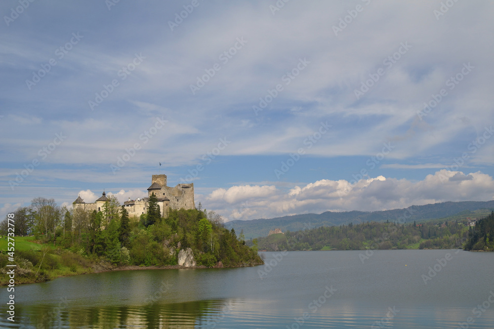 Zamek w Niedzicy nad jeziorem Czorszyńskim.