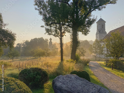 Bild auf Leinwand Der Klostergarten in Raitenhaslach im Licht der aufgehenden Sonne
