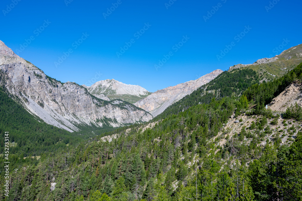 Paysage de montagne dans le massif du Queyras dans le département des Hautes-Alpes en été en France dans le col de l'Izoar