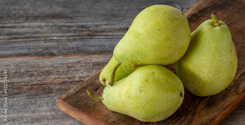 Photos fresh pears on wood background. Copy space