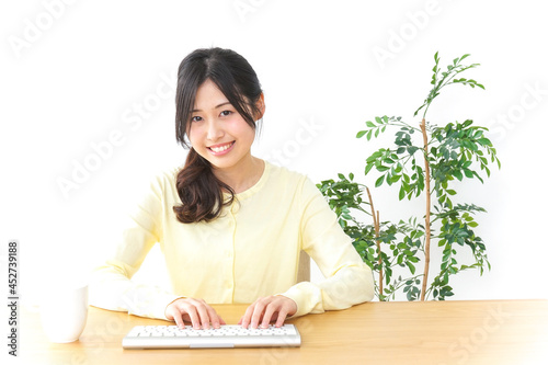 パソコンを使う若い女性