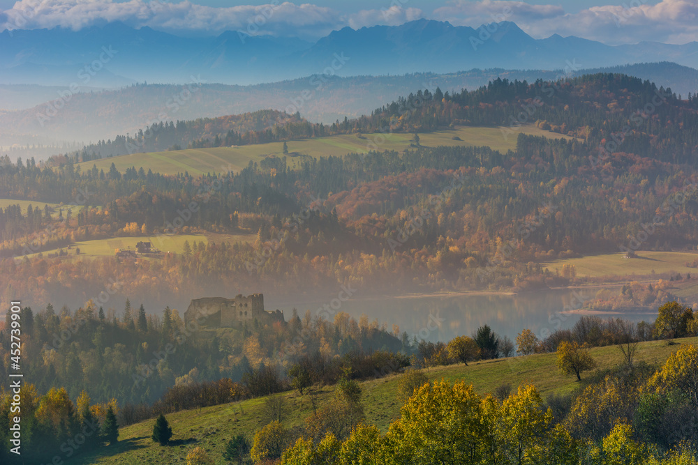 Jesienny widok na zamek w Czorsztynie  w Pieninach.