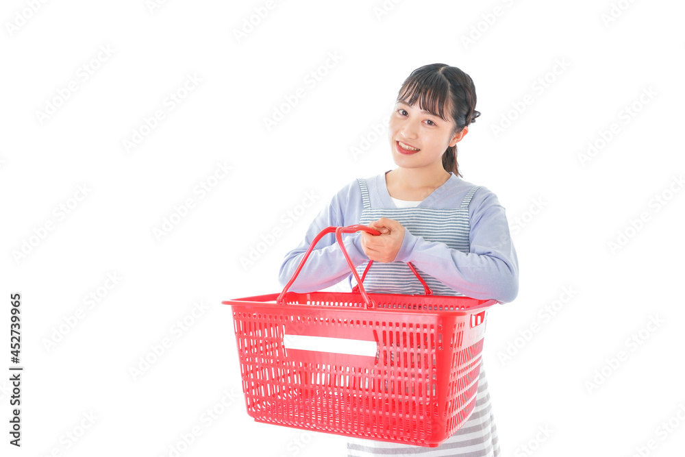 スーパーで買い物をする若い主婦 スーパーで買い物をする若い主婦