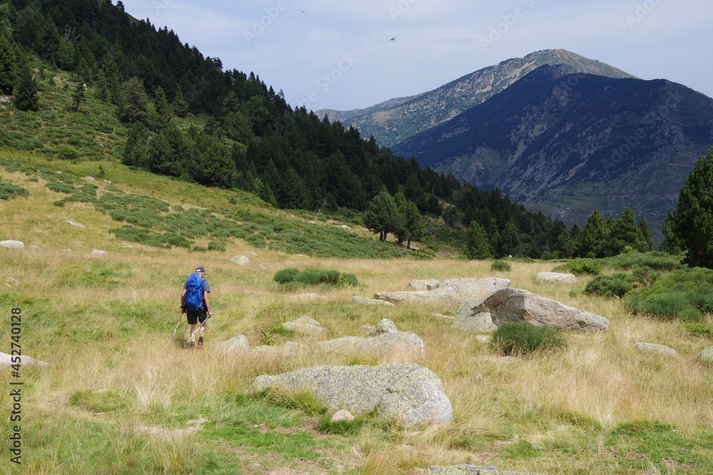 randonneur avec sac à dos dans la montagne des Pyrénées orientales vers Mantet