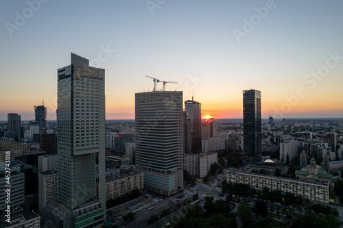 wieżowce w centrum miasta, budowa i dżwigi, Warszawa, Polska