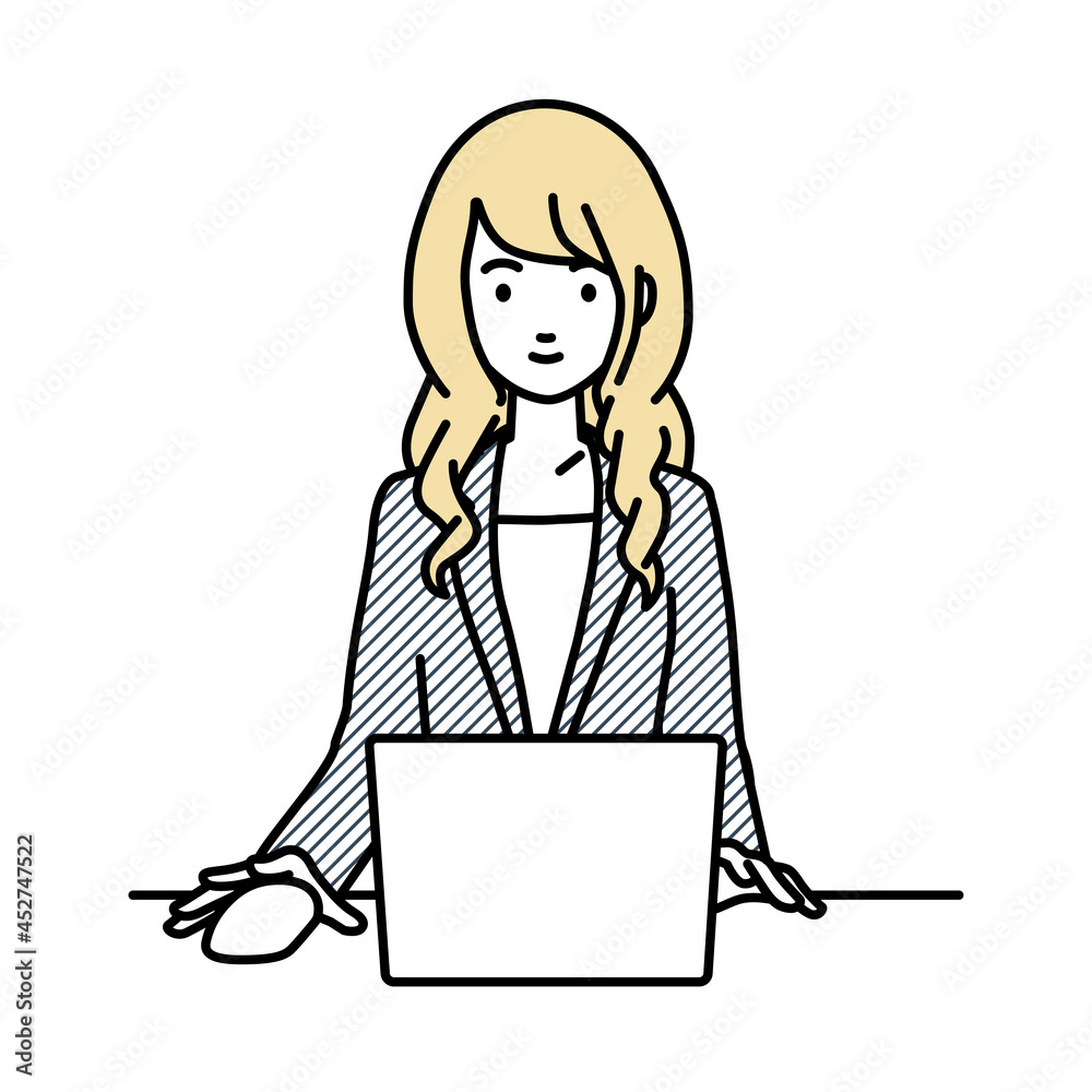 デスクで座ってPCを使っているスーツの女性 デスクで座ってPCを使っているスーツの女性