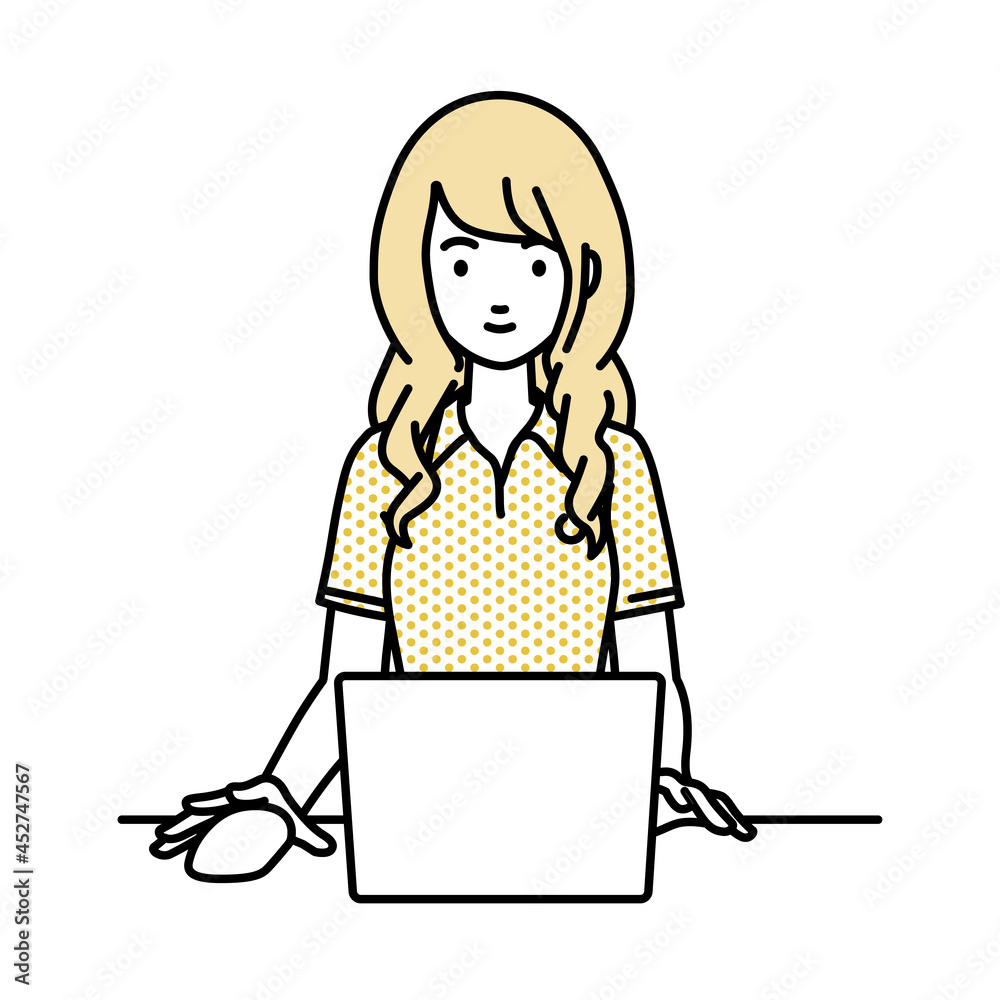 デスクで座ってPCを使っているポロシャツの女性
