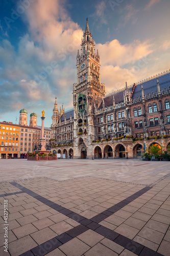 Obraz na płótnie Munich, Germany. Cityscape image of Marien Square in Munich, Bavaria, Germany at summer sunrise. w salonie