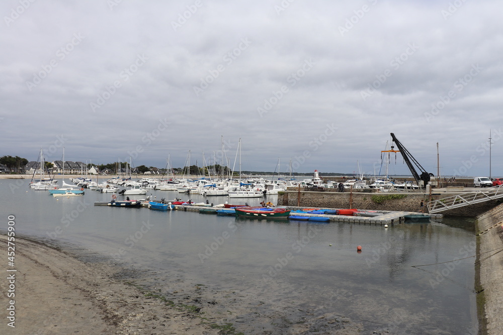 Bateaux dans le port de Saint Jacques le long de l'ocean atlantique, ville de Sarzeau, departement du Morbihan, region Bretagne, France