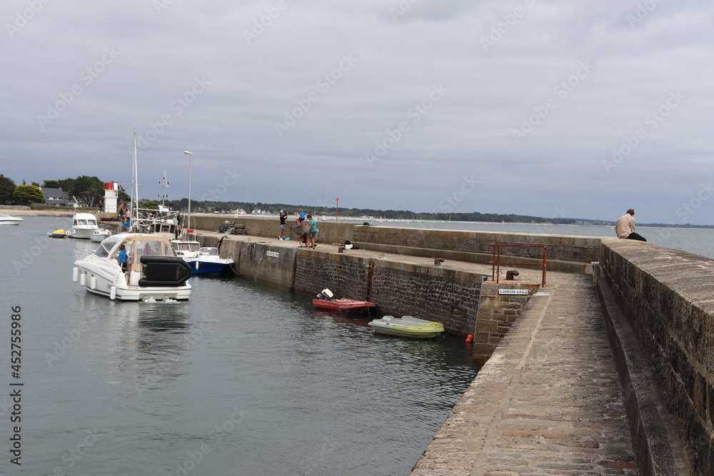 Bateaux dans le port de Saint Jacques le long de l'ocean atlantique, ville de Sarzeau, departement du Morbihan, region Bretagne, France