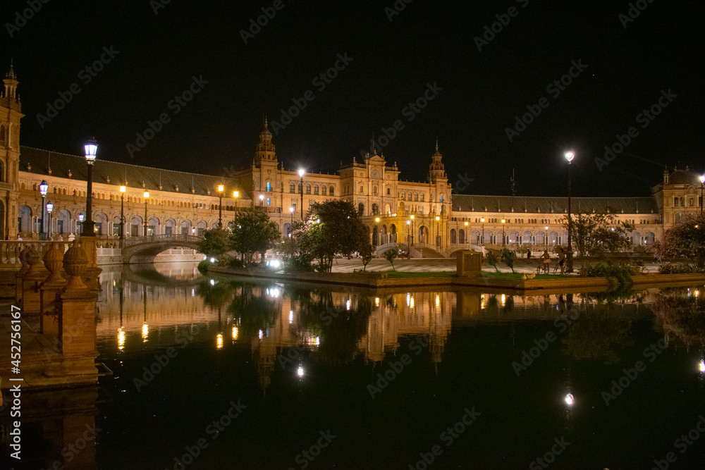 Caminando por Sevilla de noche